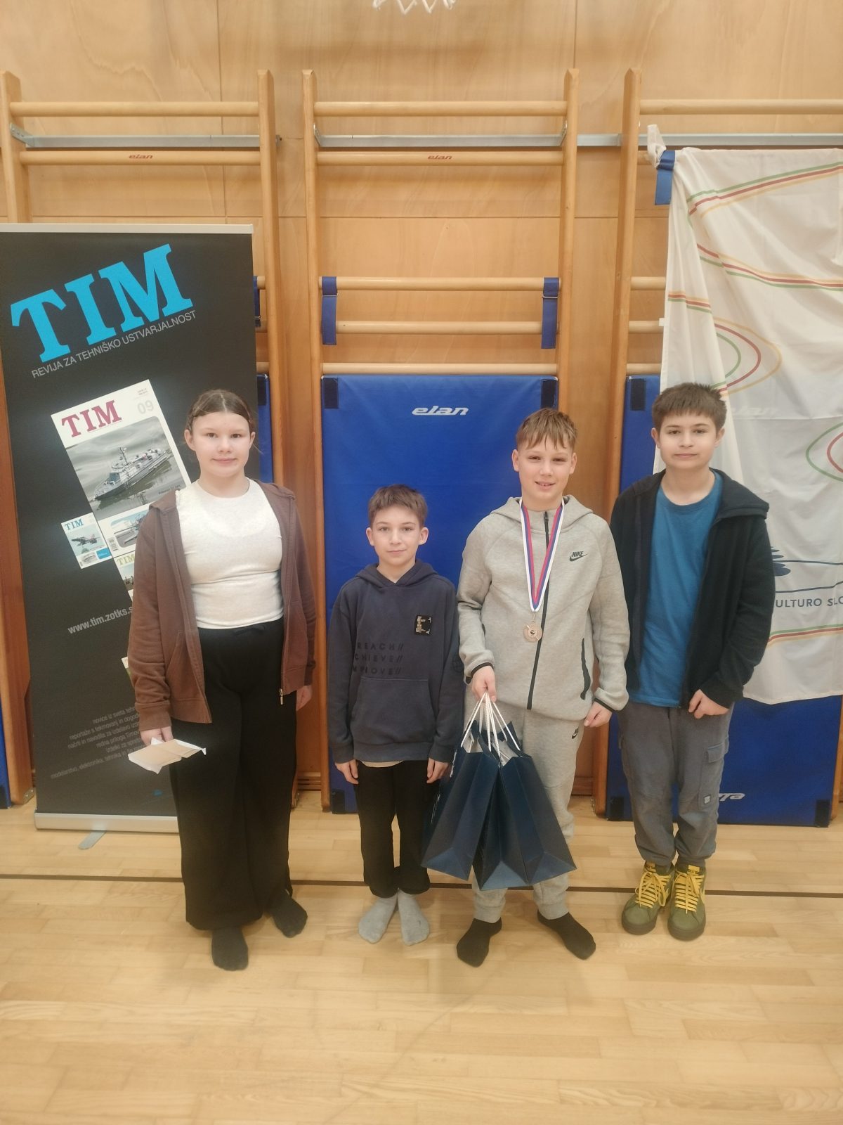 Tekmovanje s papirnatimi modeli letalcev
